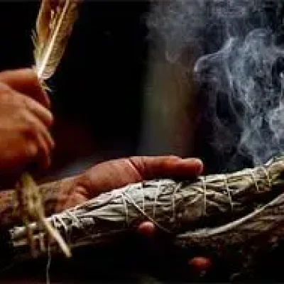 Defumador para limpeza espiritual de casas e empresas realizada pelo Pai Rafael da Bahia, Pai de Santo em Maceió.