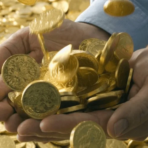 Muitas moedas sobre a mão representando rituais de prosperidade e fartura feitos por Pai de Santo em Maceió.